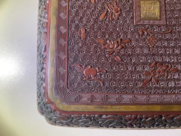 Een paar Chinese tweekleurige vierkante lakwerk schotels, Qianlong merk en periode